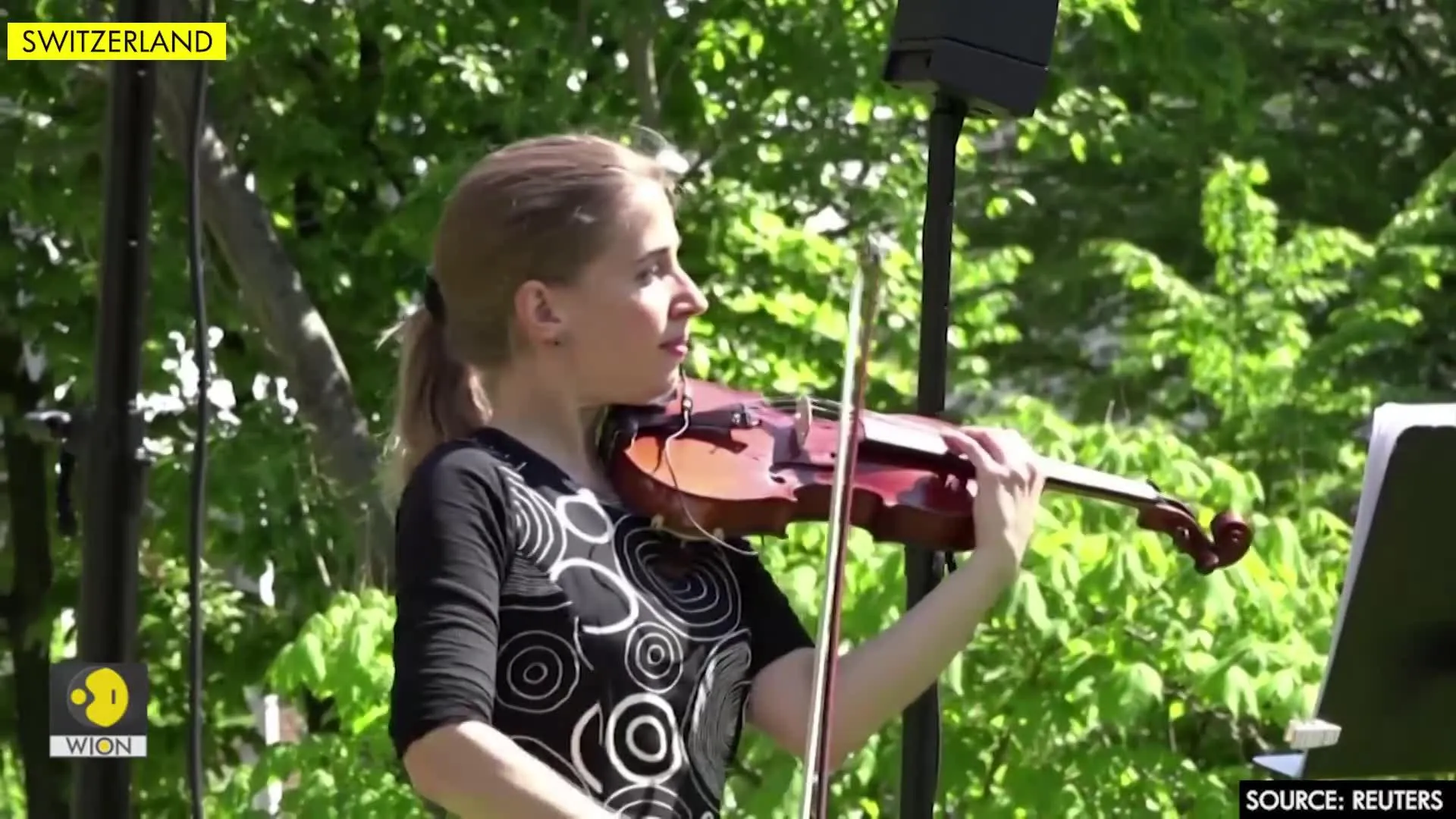Swiss violinist plays music for elderly during coronavirus lockdown