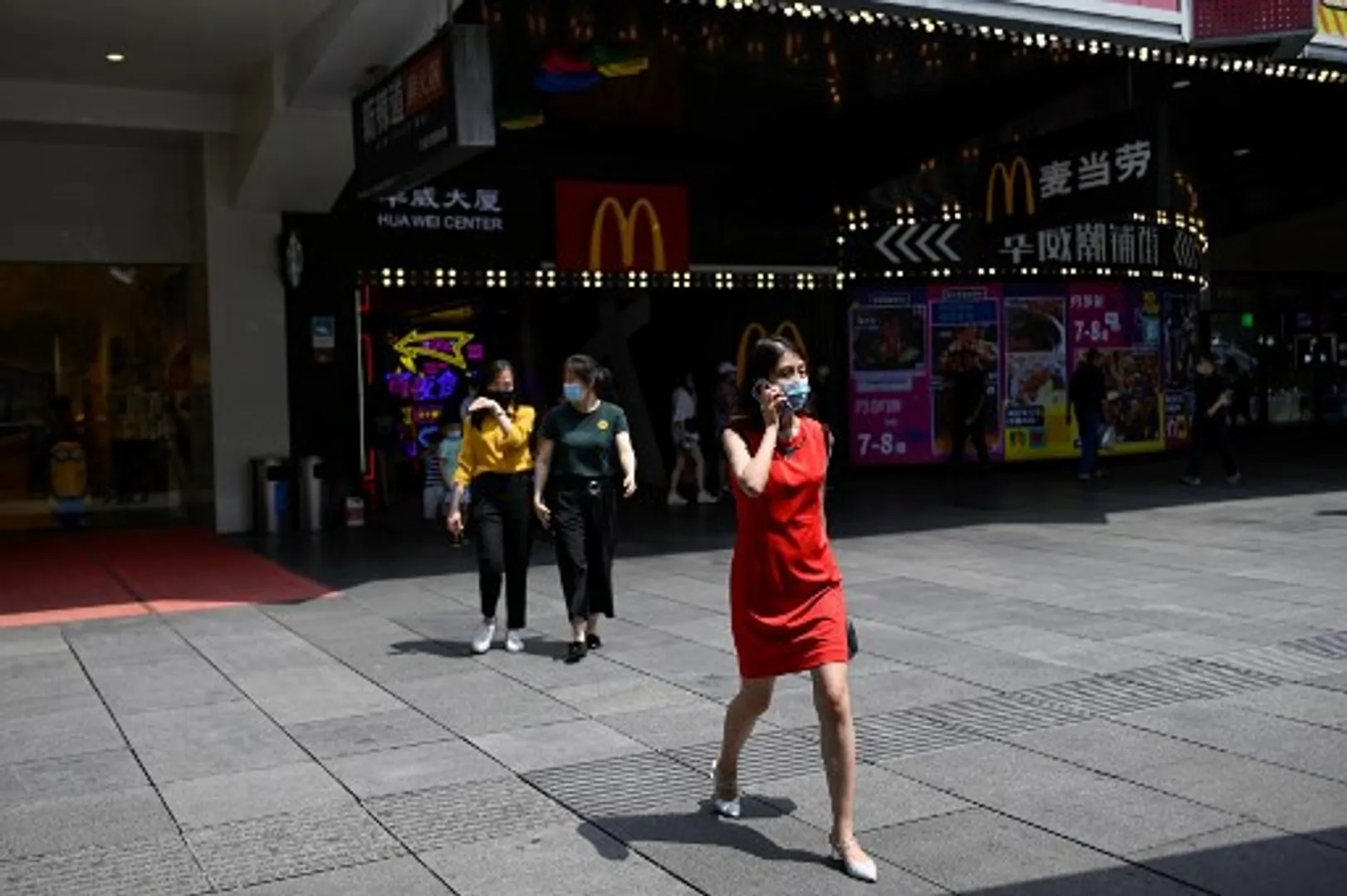 Japanese city aims to ban mobile phone for pedestrians