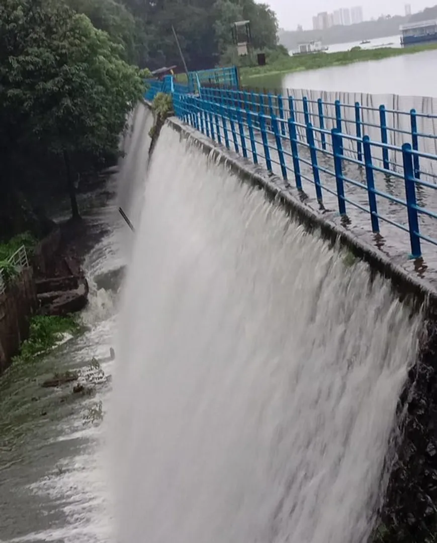 Heavy rain causes waterlogging in several areas in Mumbai