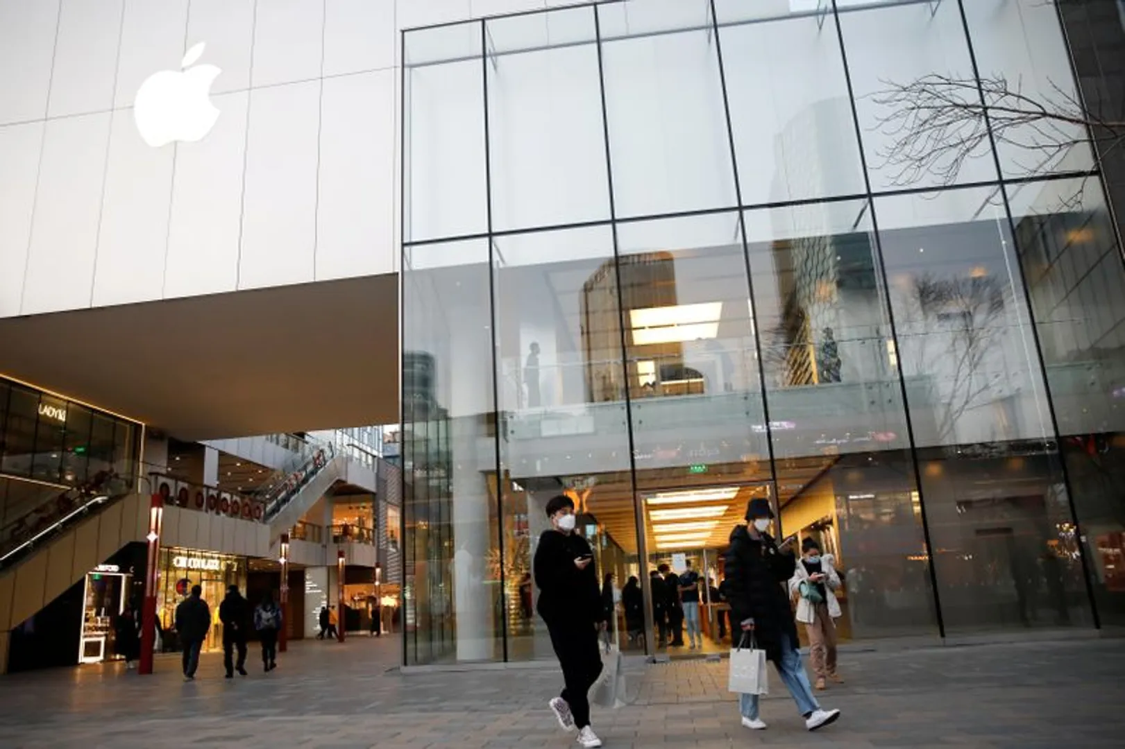 NYC: Security guard stabbed over mask dispute at Apple store