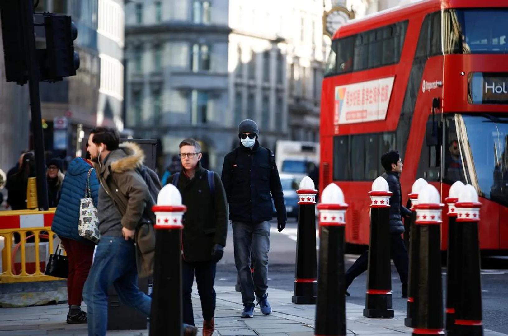 UK: Highest weekly COVID-19 cases reported since July; Johnson rules out the possibility of lockdown