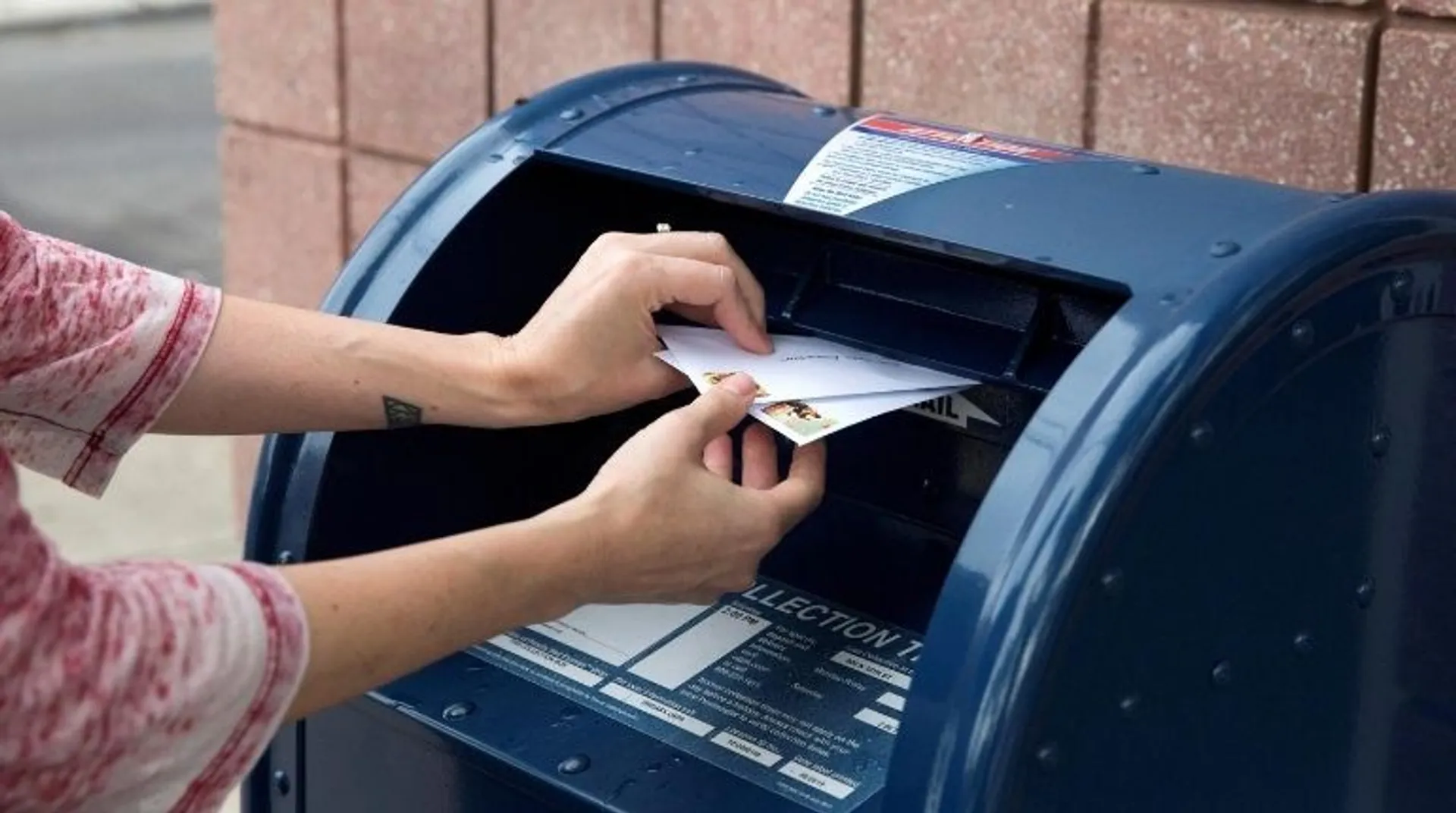 16 US states sue postal service to make it buy electric vehicles