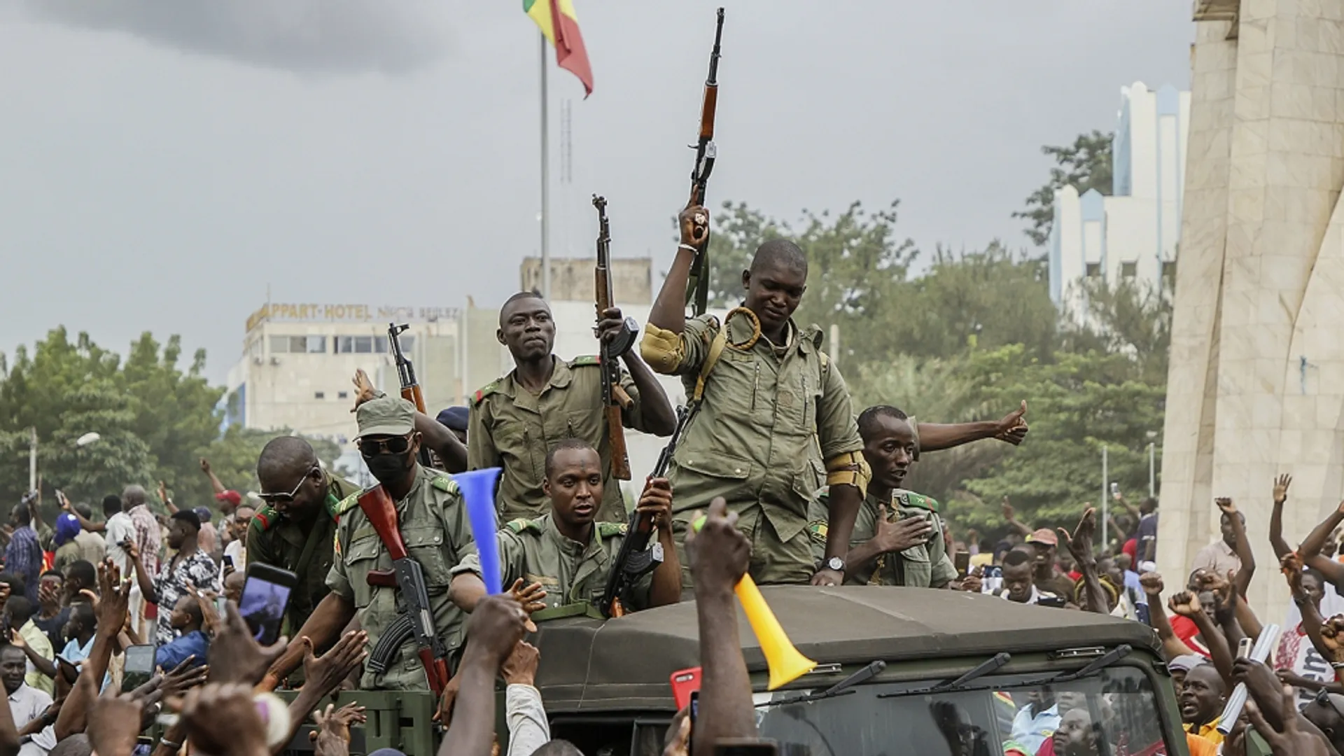 Military detains Mali's president, prime minister and defence ministerÂ 