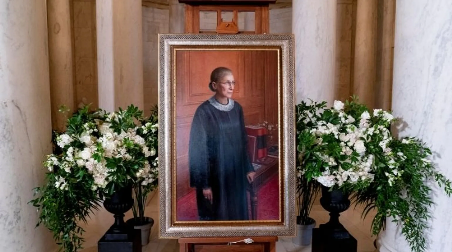 Mourners pay respects to Ginsburg at US Supreme Court