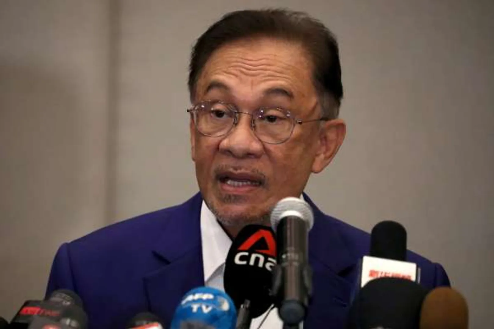 Malaysia's Anwar submits documents to king to show support to form new government