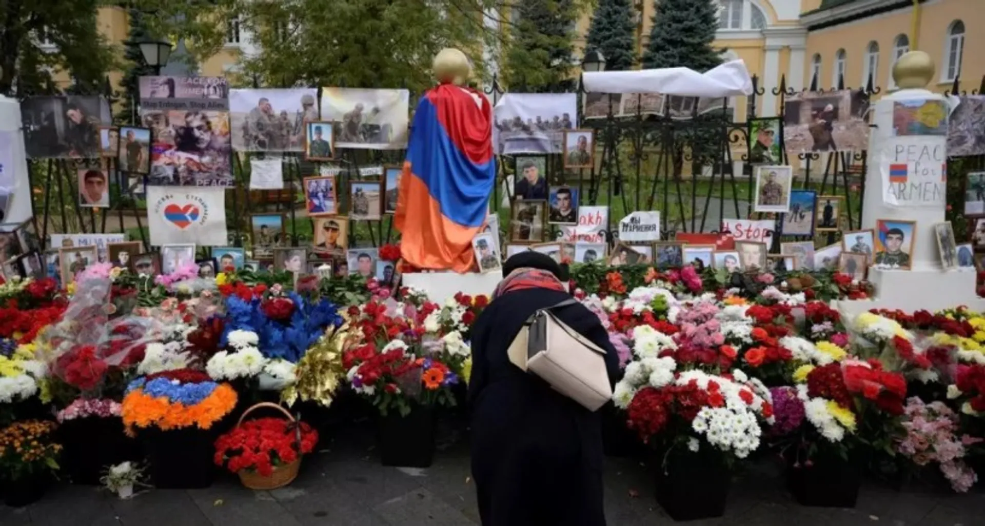 Armenia and Azerbaijan agree on a deal with Russia to end conflict