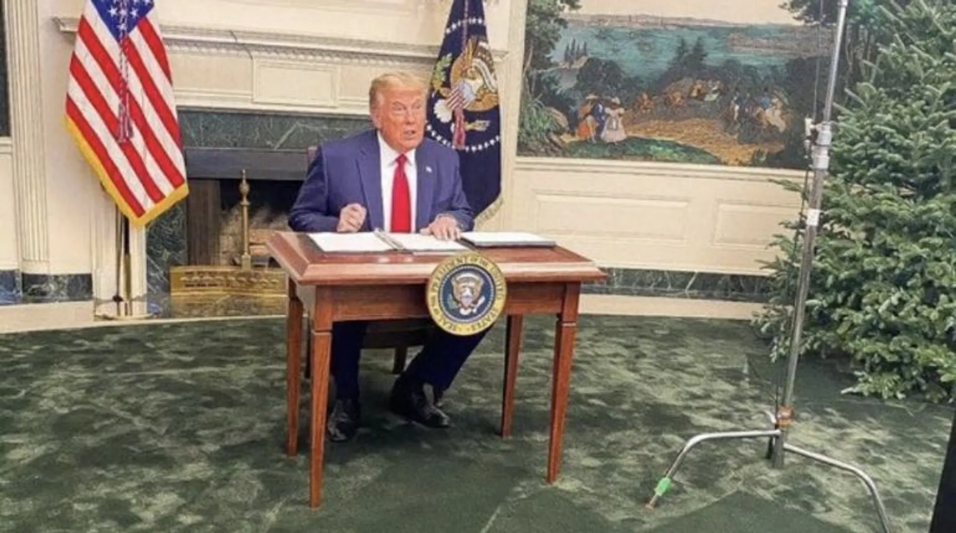 Donald Trump and his tiny desk; #DiaperDon trends on Twitter