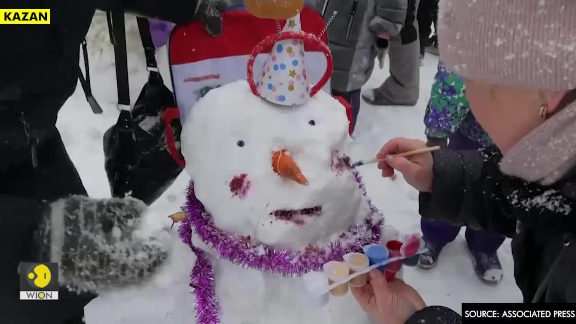 Russians enjoy winter weather at snowman festival
