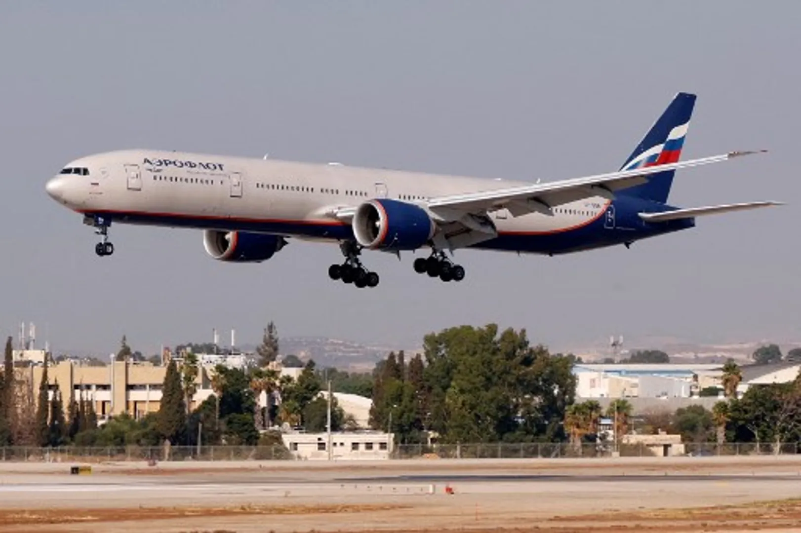 Boeing 777 makes emergency landing in Moscow after engine trouble
