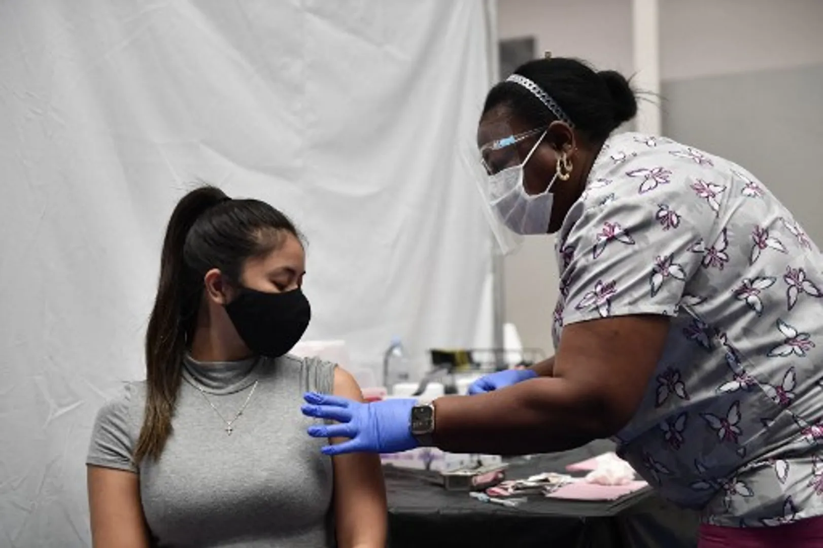Swipe right on vaccinations: White House collaborates with Tinder's parent company