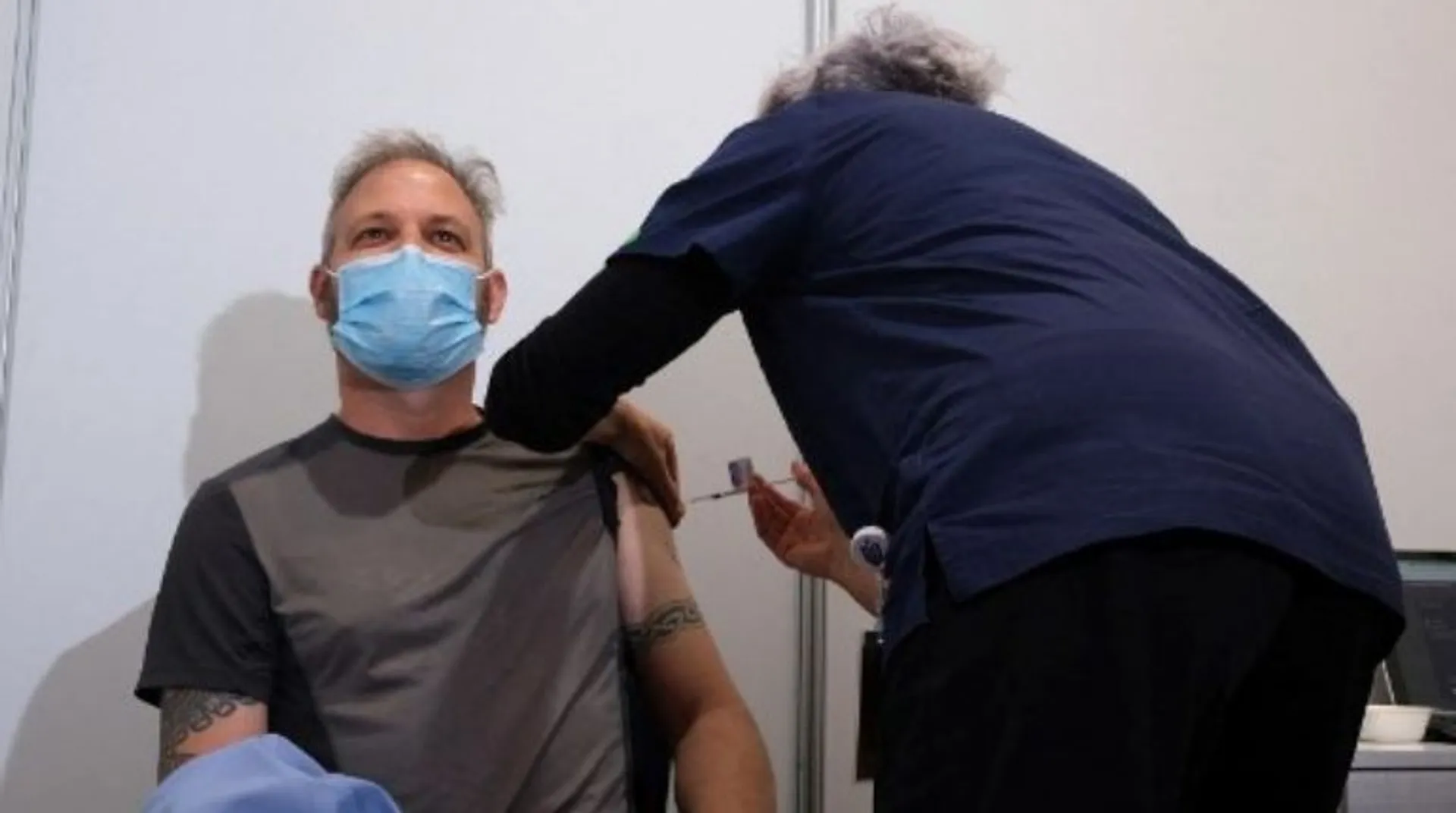 US federal court temporarily halts President Biden's vaccine mandate Â Â 