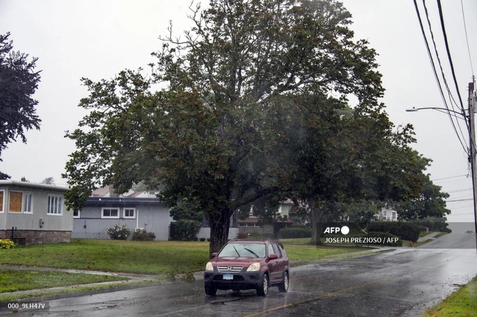 Tropical Storm Henri bears down on US east coast