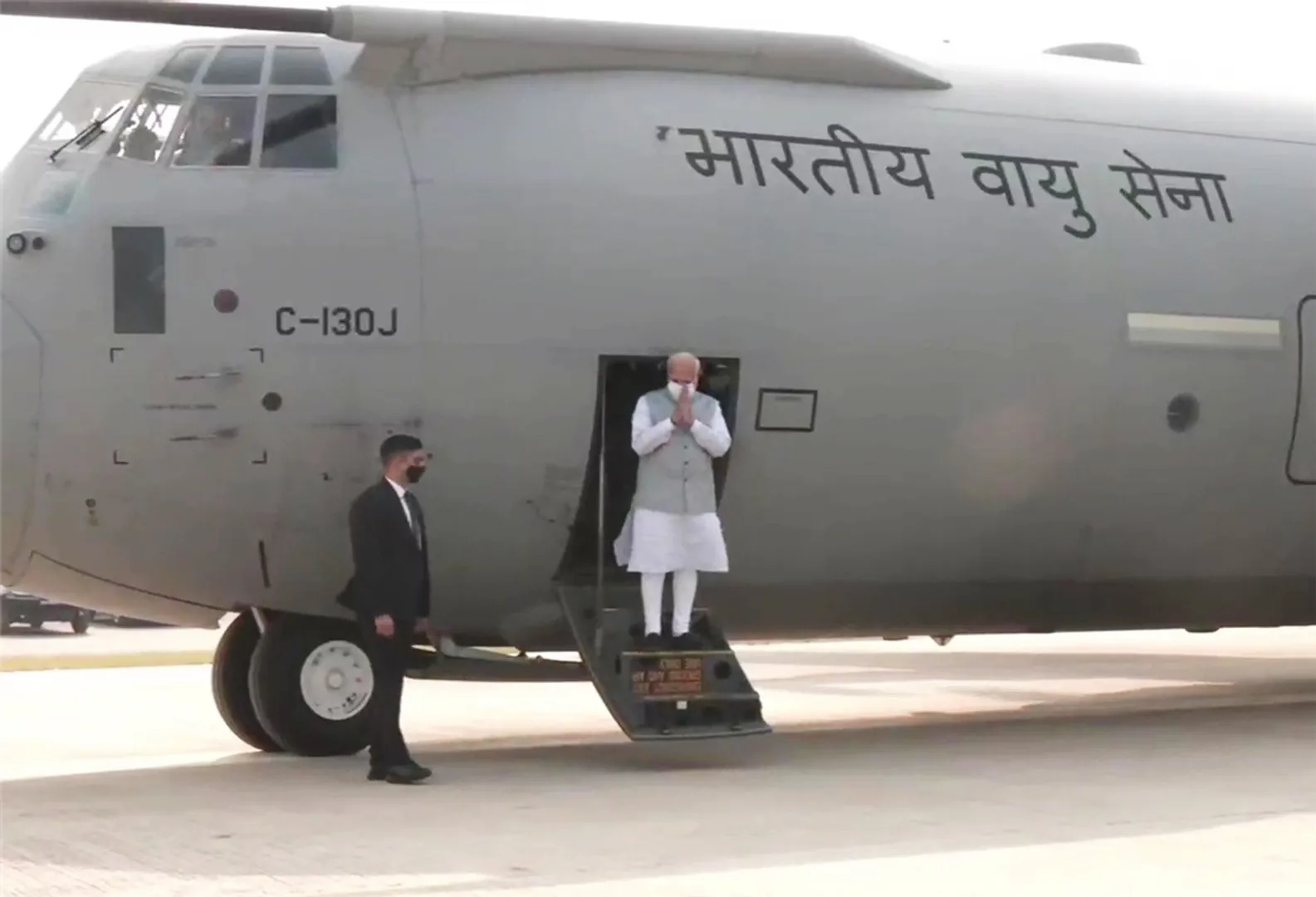 Before inaugurating a highway, Indiaâs PM Modi lands on it in Air Forceâs C-130J Super Hercules plane
