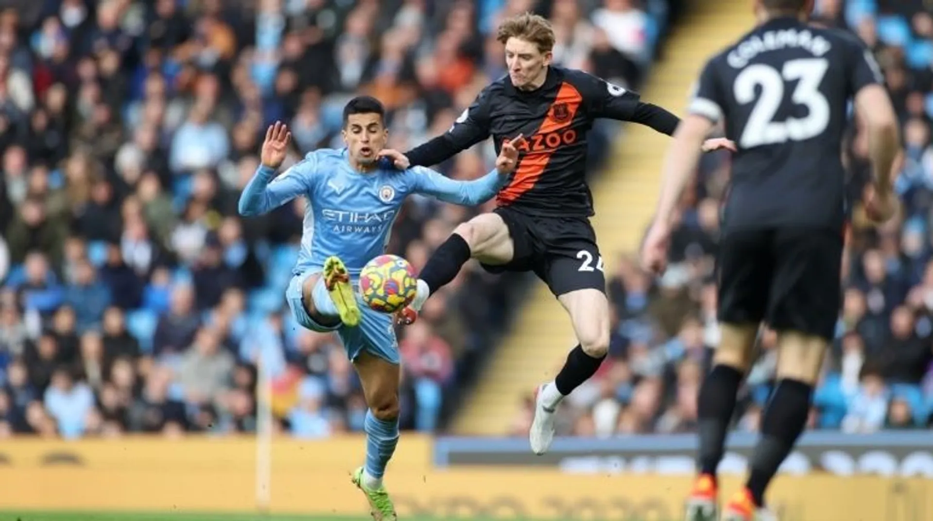 Premier League: Manchester City sweep aside Everton to close on Chelsea