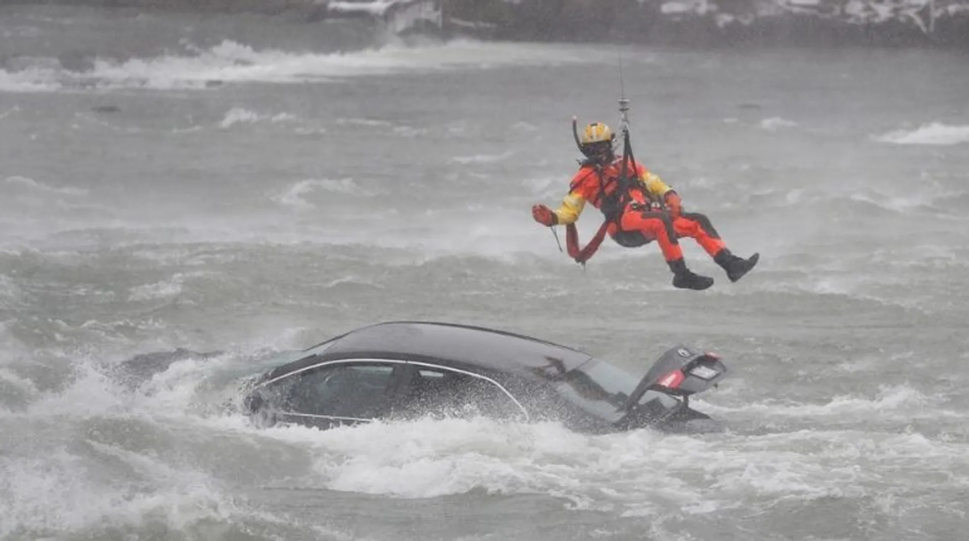 Intentional? US rescuers pull out womanâs body after car plunges into Niagara river