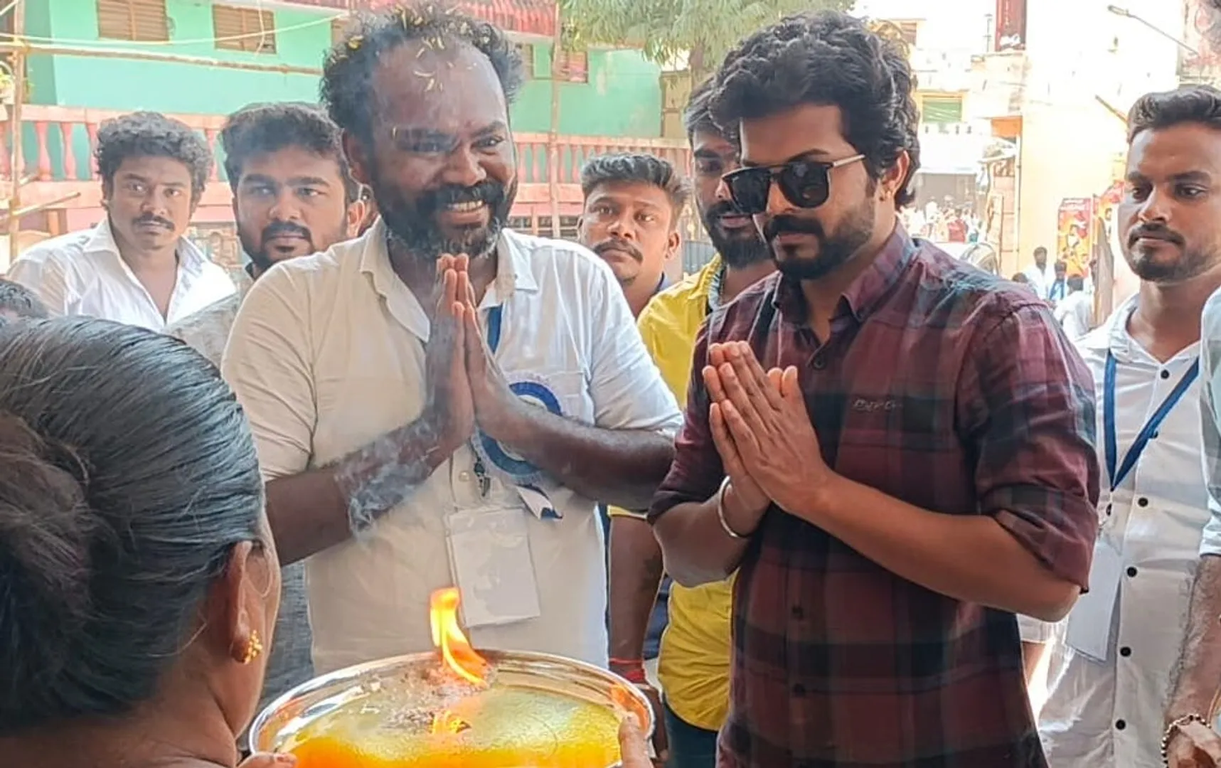 Is he actor Vijay's doppelgangerâ¦or is it the Thalapathy himself ?
