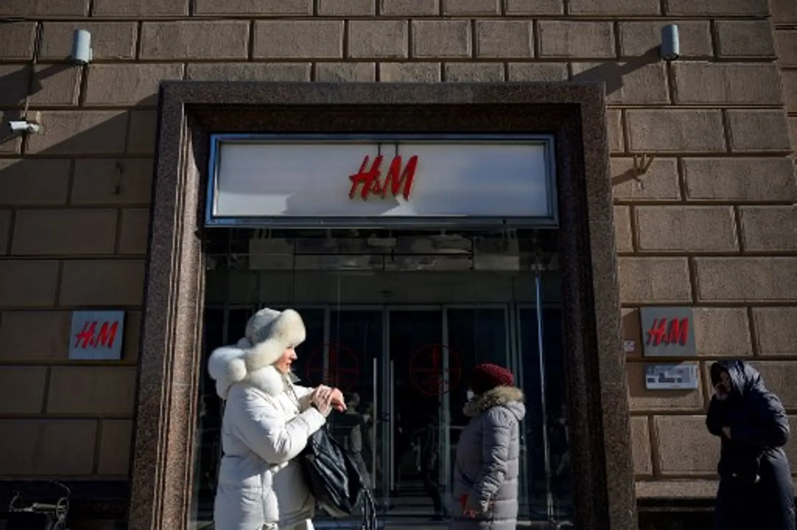 WATCH | Mad rush in Moscow as shoppers take last chance to shop at H&M