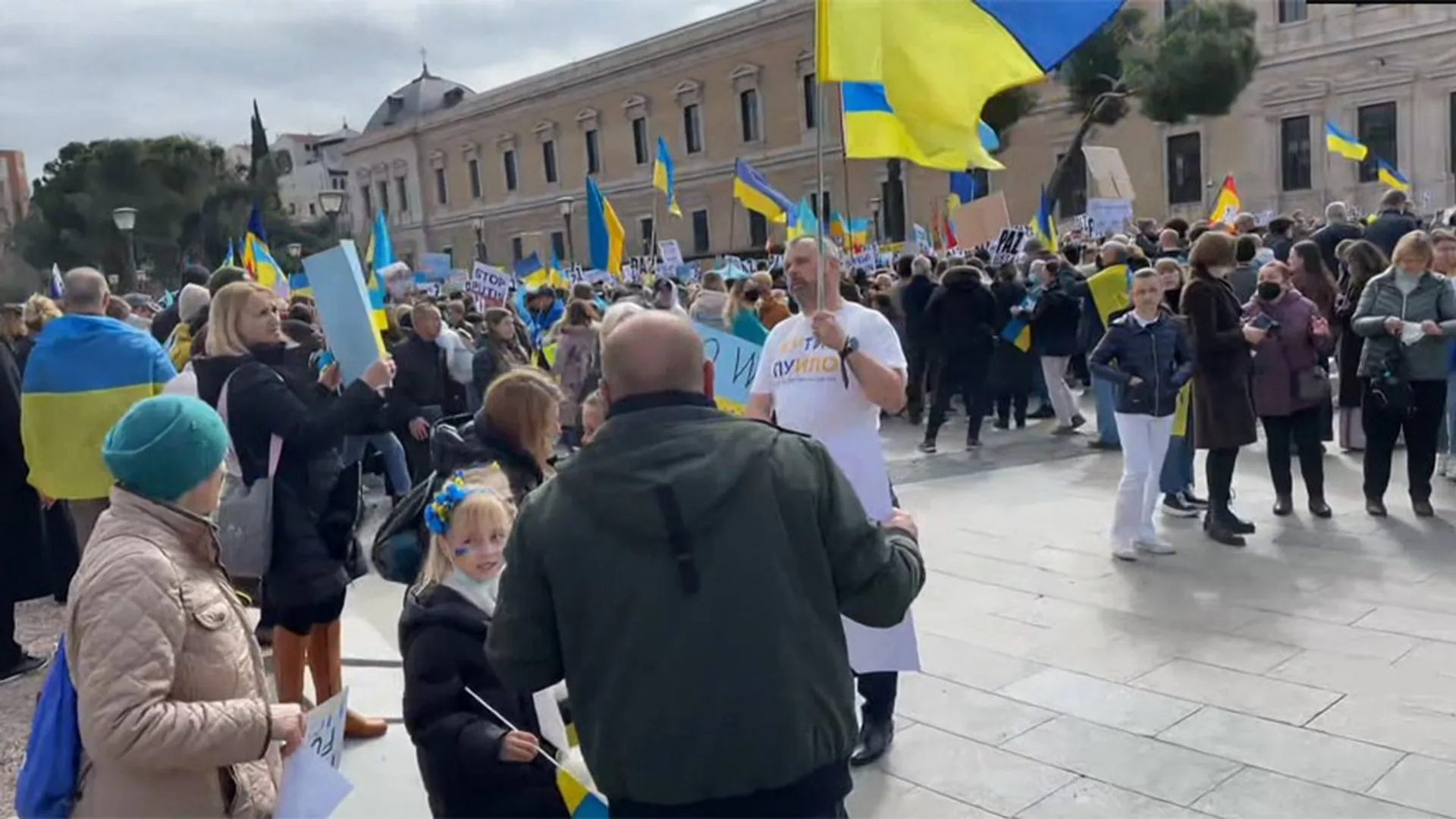 Russia-Ukraine Crisis: Ukrainian Sailors chant 'No war in Ukraine', block Russia-linked superyacht