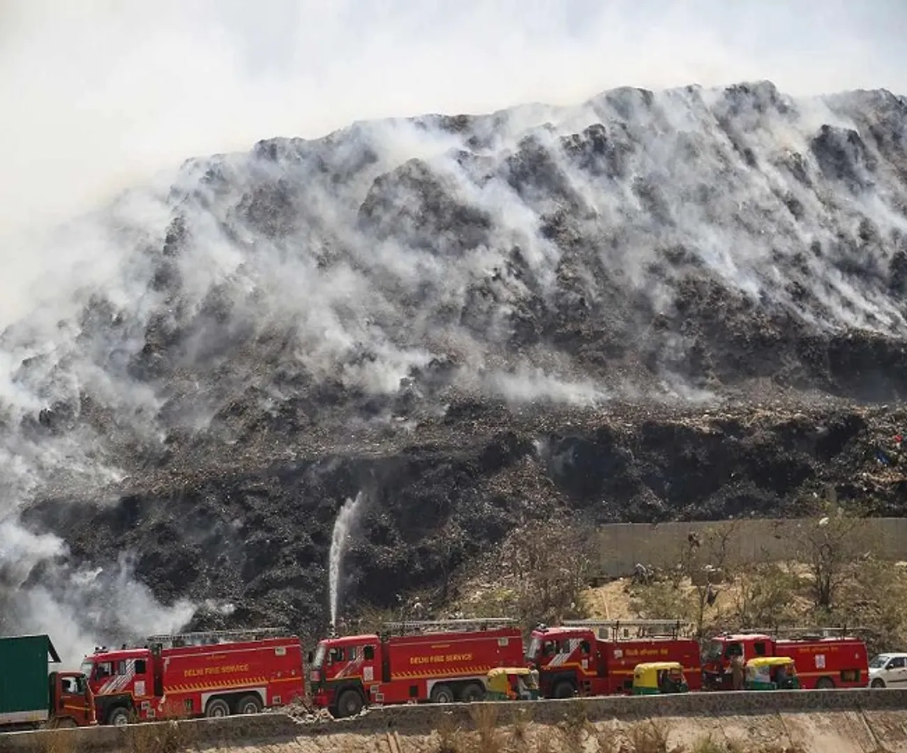Four heat waves devastate northern India, blaze in New Delhi's Bhalswa landfill worsens