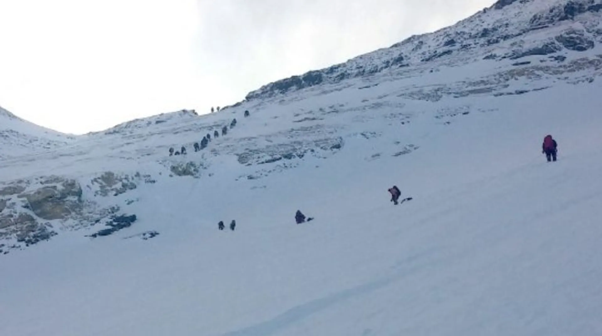 52-year-old Indian mountaineer dies on Mount Kanchenjunga in Nepal Â 