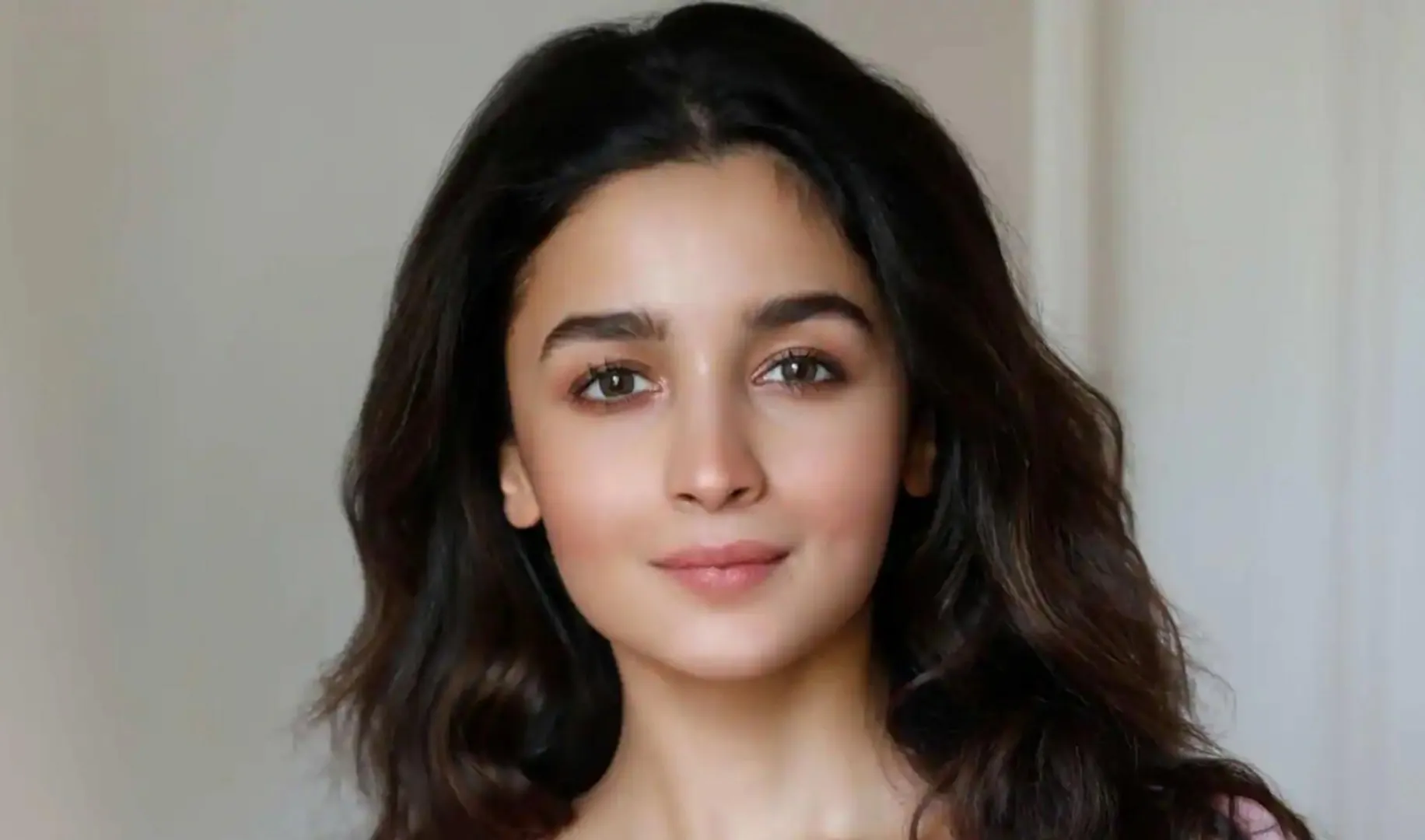 Alia Bhatt shows off pregnancy with a special message on her dress. See photos