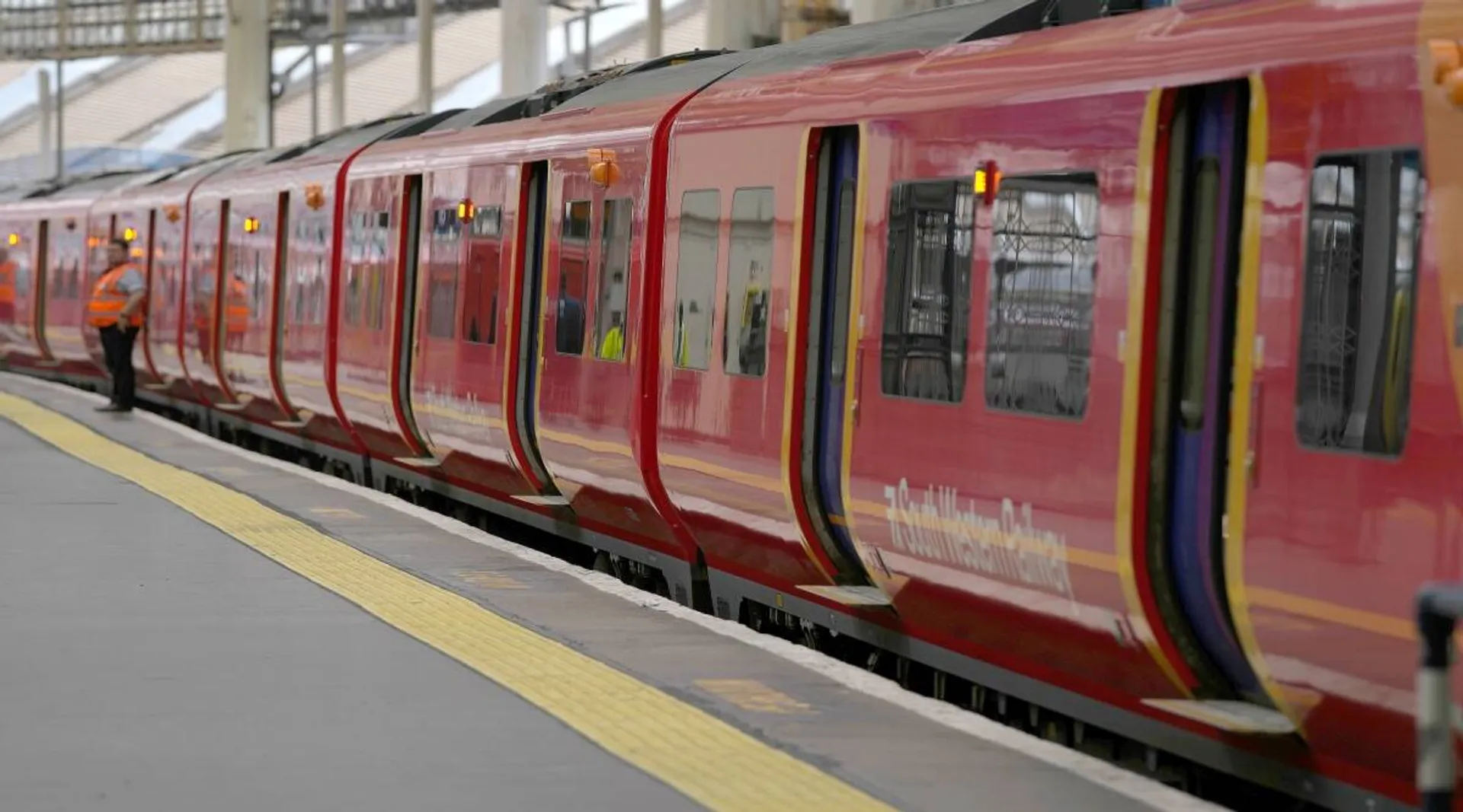UK: Railway unions stage fresh strikes; train services paralysed again
