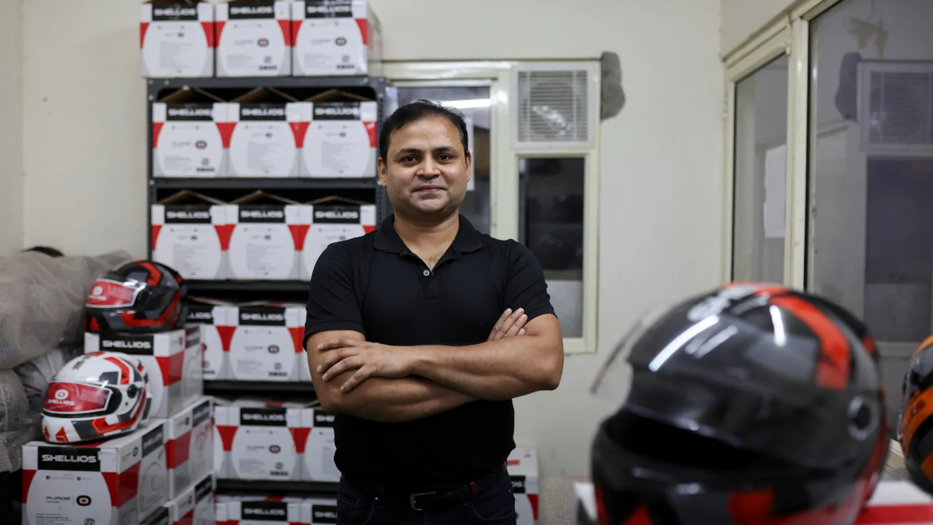 State-funded helmet claims to help bicyclistsâ breath fresh air in Delhiâs winter smog