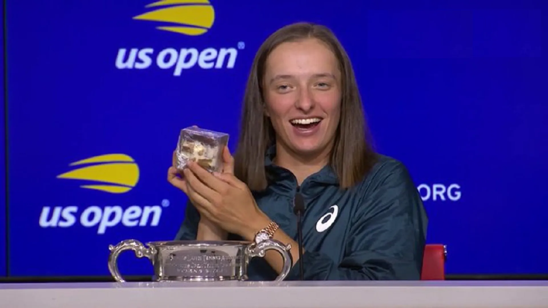 WATCH: Iga Swiatek surprised with her favourite tiramisu inside US Open trophy