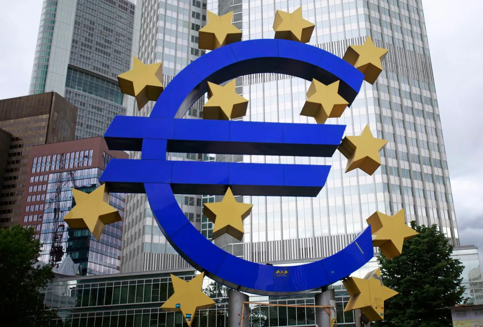 Frankfurt's symbolic Euro sign rescued by a blockchain-tech company