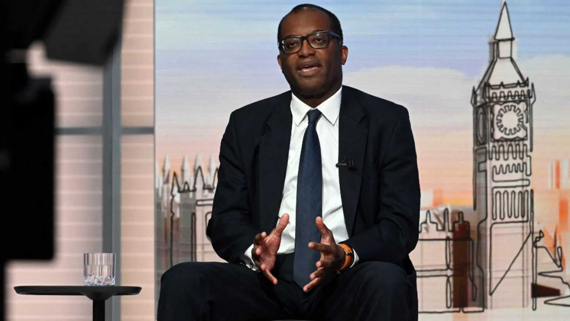 UKâs Mirror newspaper apologises for mistaking wrong man for chancellor Kwarteng