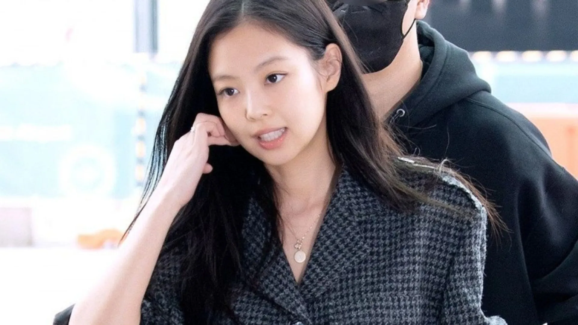 After V, Jennie's dating rumours, BLACKPINK's agency asks police to investigate photo leak