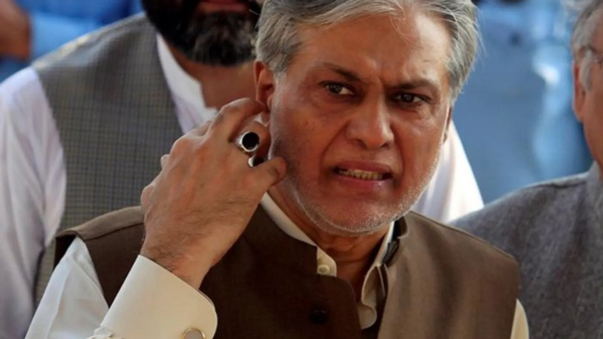 Watch: Pakâs finance minister Ishaq Dar called 'thief', faces heckling at Washington airport