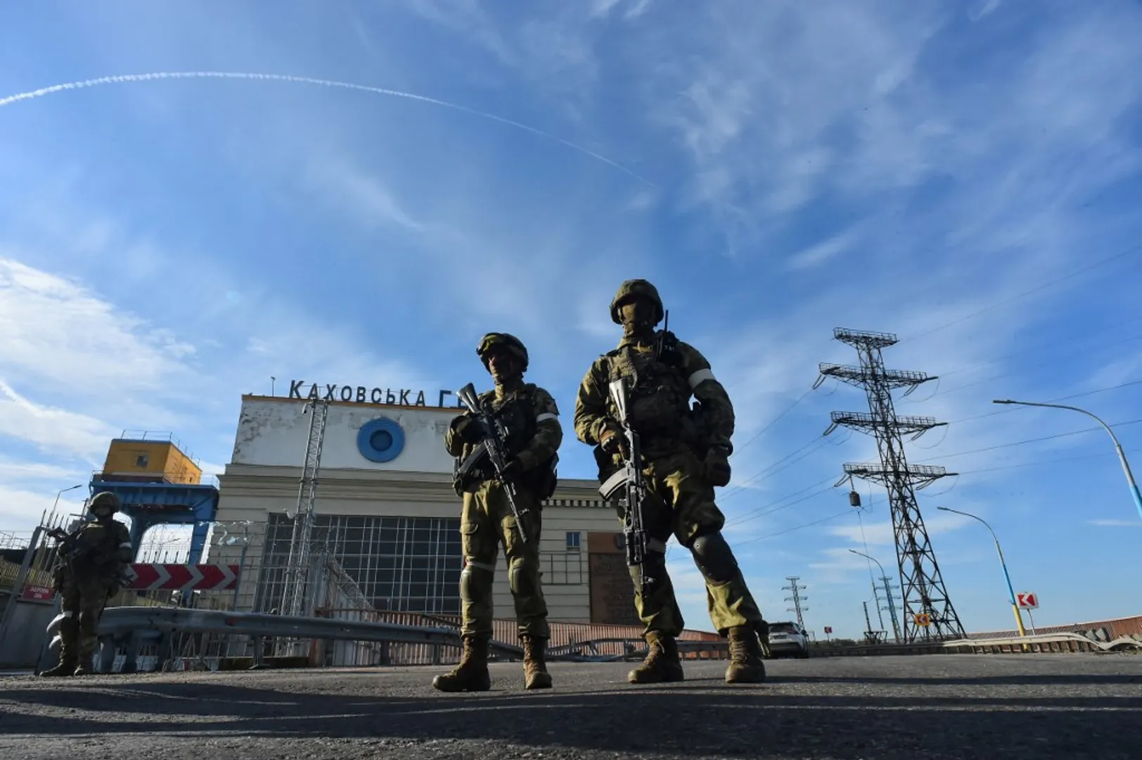 Russian troops looting & occupying homes in Kherson for street fight, says Ukraine