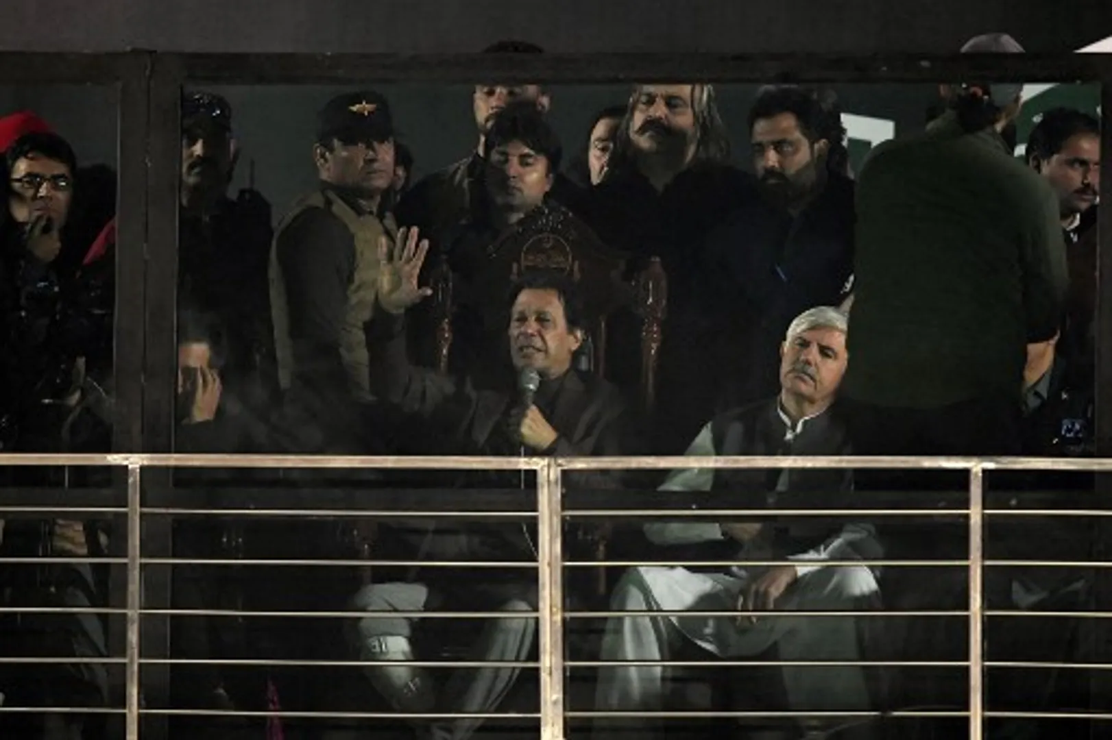 Former Pak PM Imran Khan calls off long march in Islamabad to avoid âchaosâ in nation