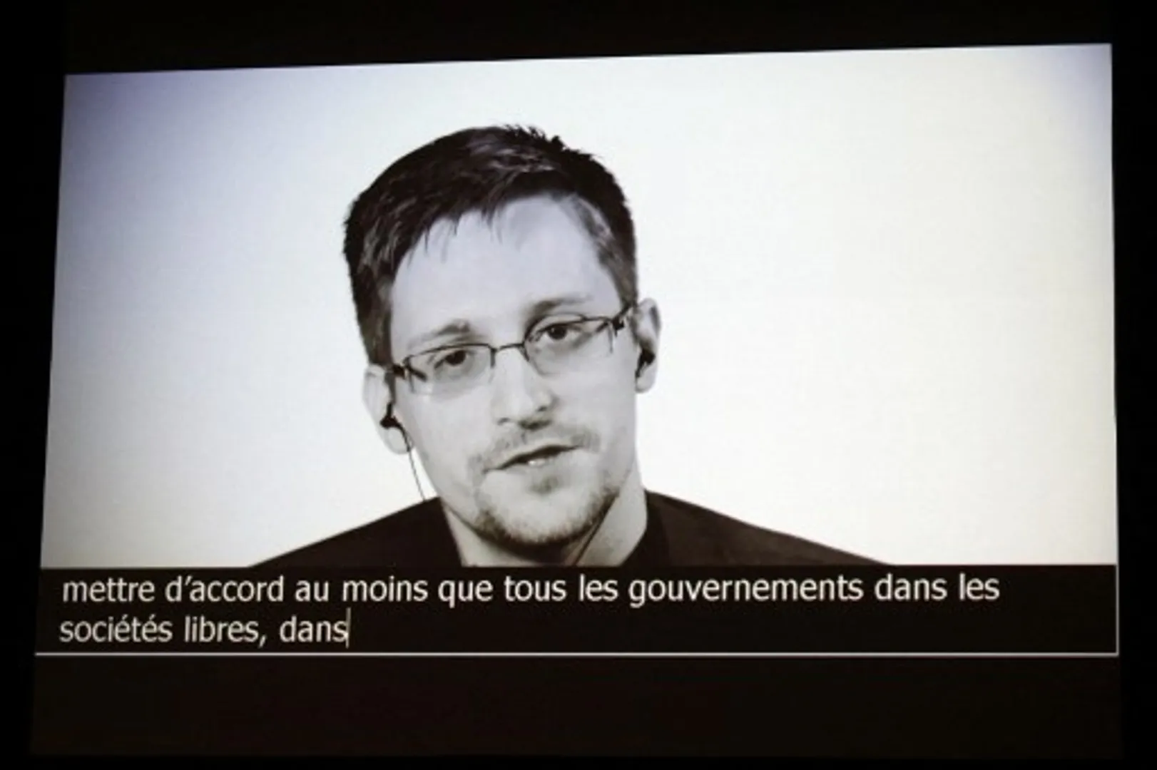 US whistleblower Edward Snowden gets Russian passport after swearing an oathÂ to Russia