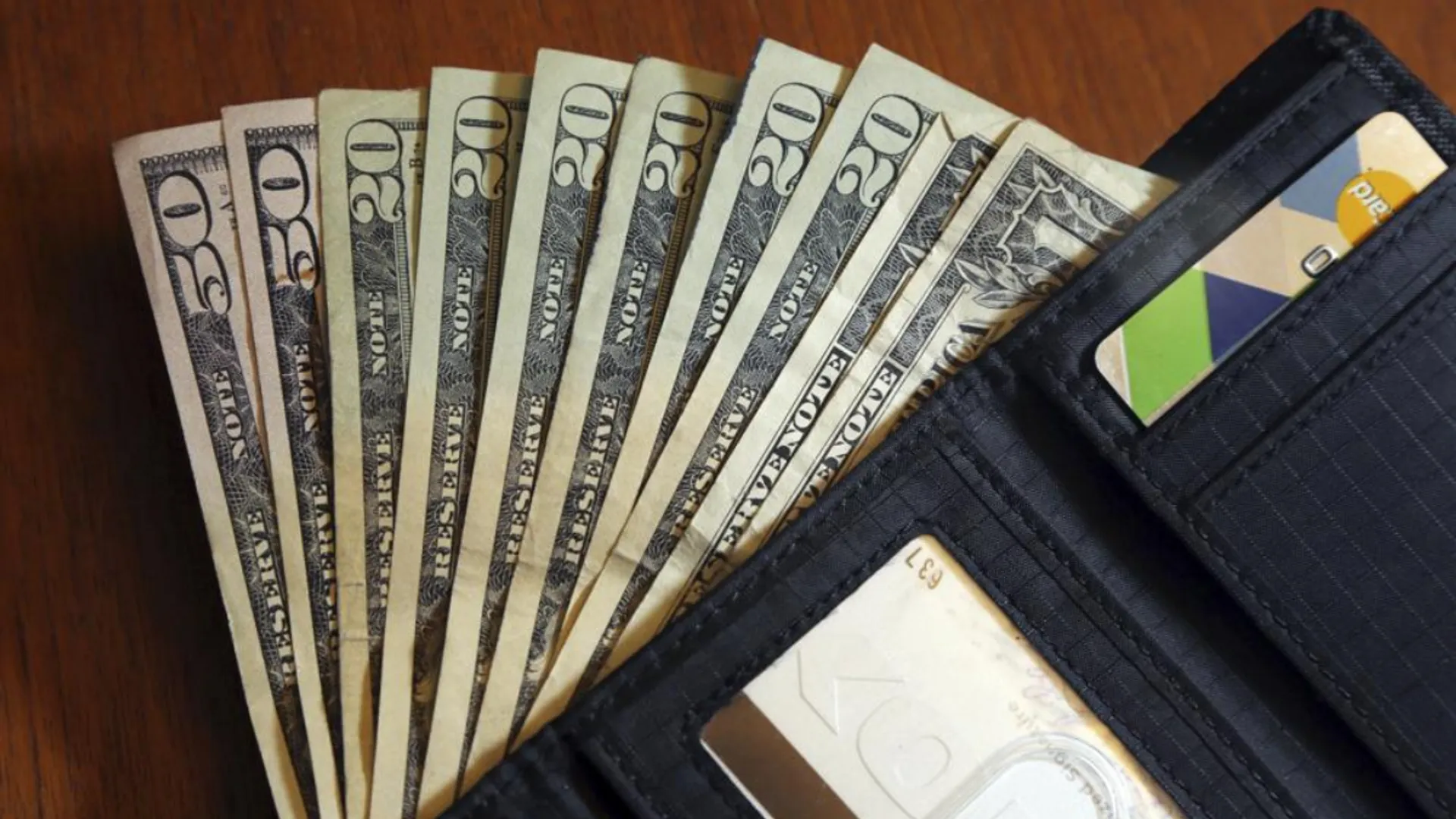 Poll shows that the US economy is headed for a shallow recession: Hereâs what it means
