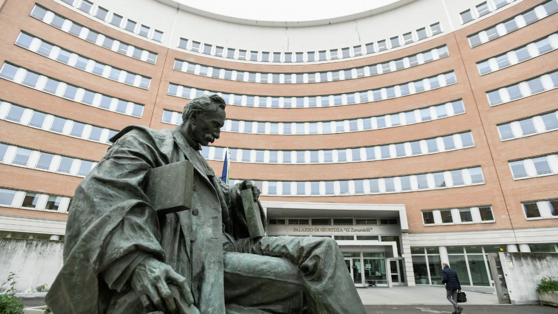 EU corruption case suspect to stay in detention as prosecution objects to tracking bracelet