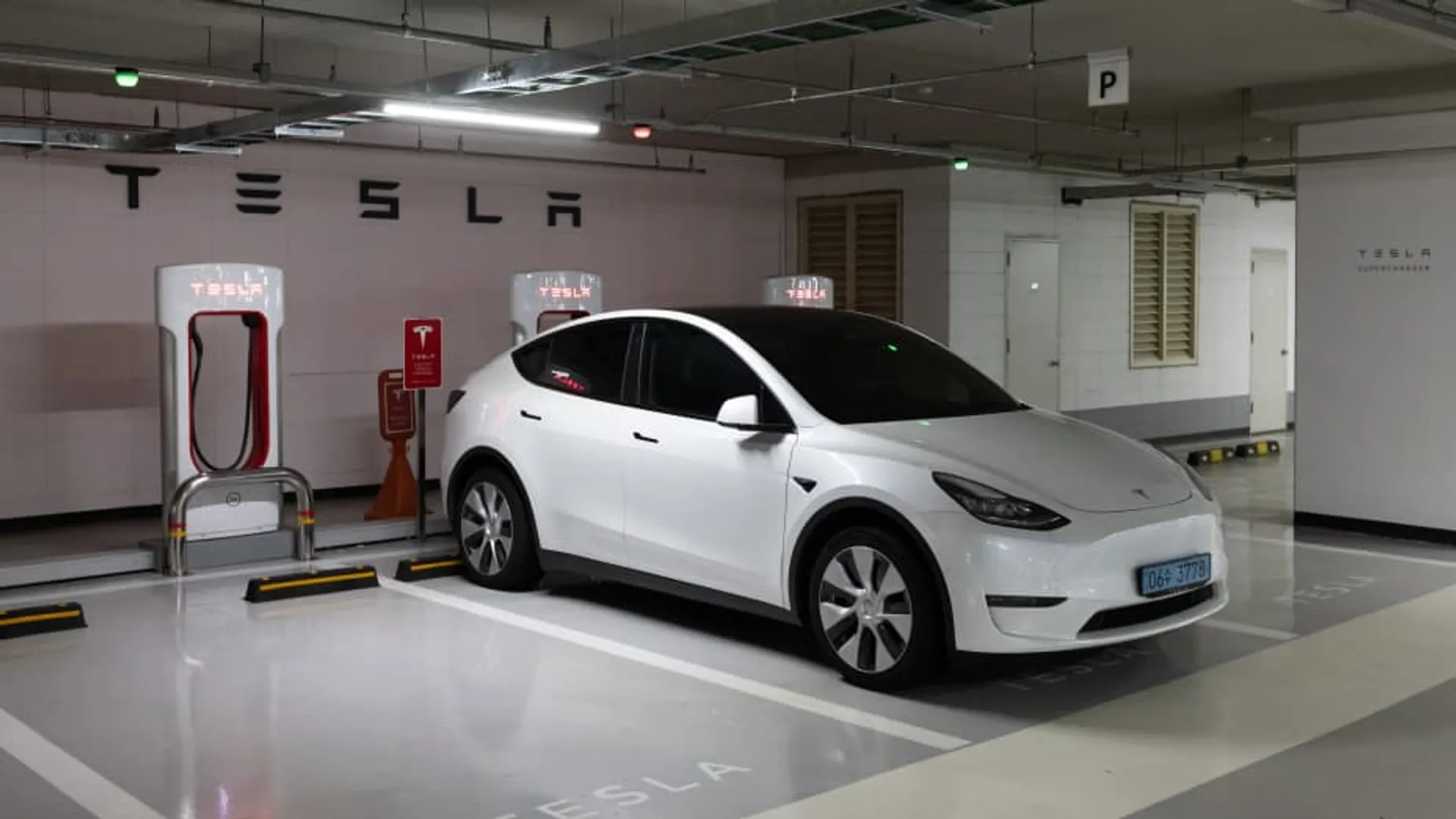 World Business Watch: Tesla fined $2.2 mln for exaggerating driving range of EVs