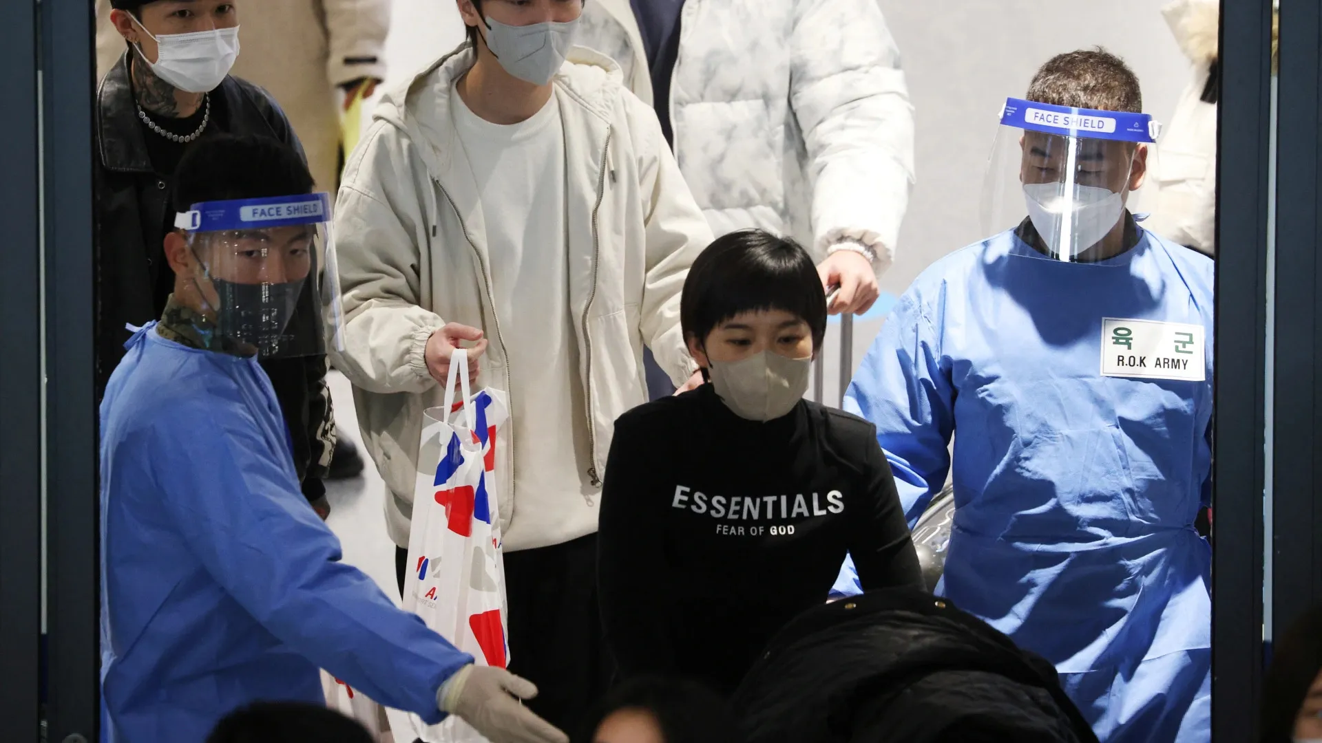 China stops issuing short-term visas for South Koreans