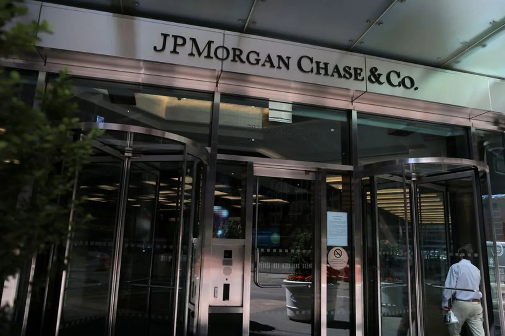World Business Watch: U.S. banks get ready for profit crunch