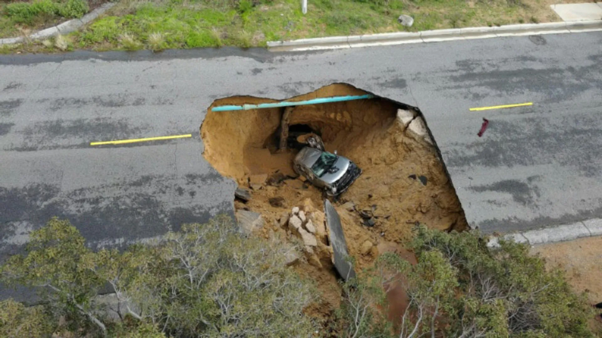 US: A giant sinkhole swallows two vehicles in Los Angeles