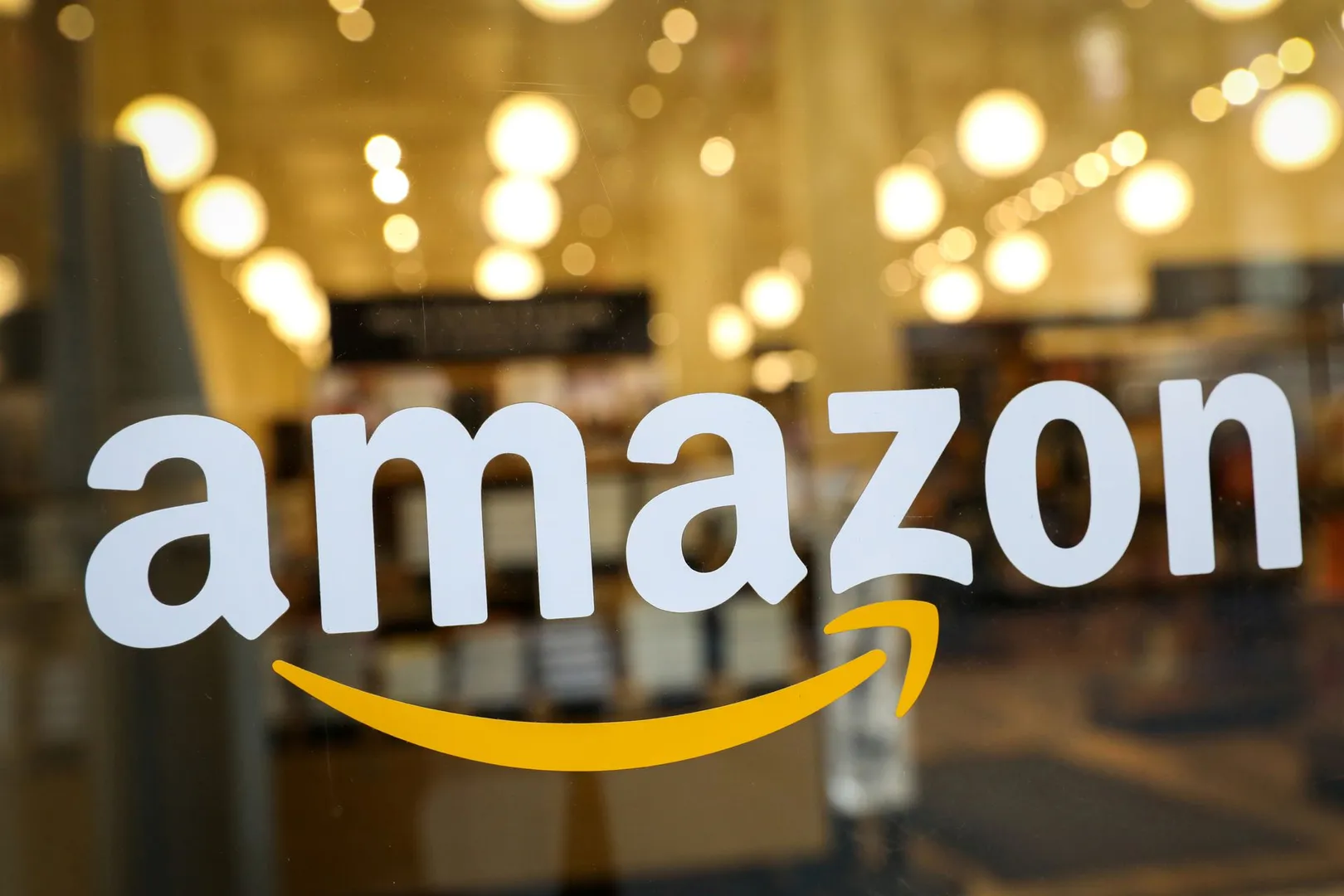 Amazon replaces Apple as the top-valued firmÂ 