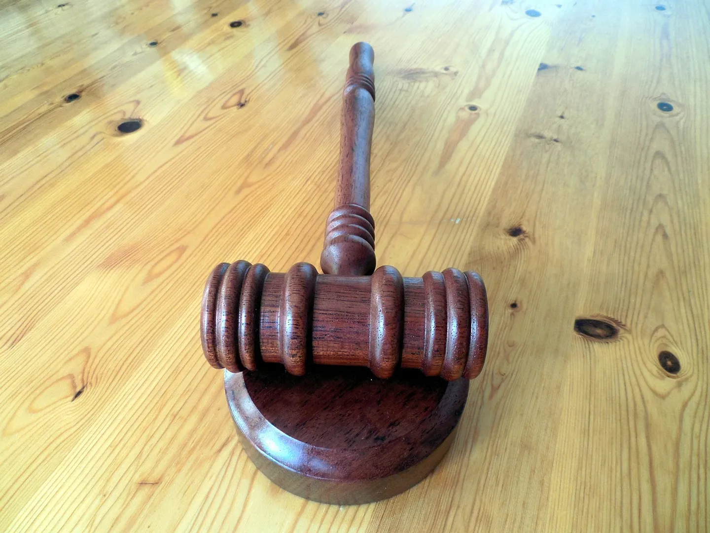 Showing middle finger a constitutional right in Canada, judge declares in a 26-page decision