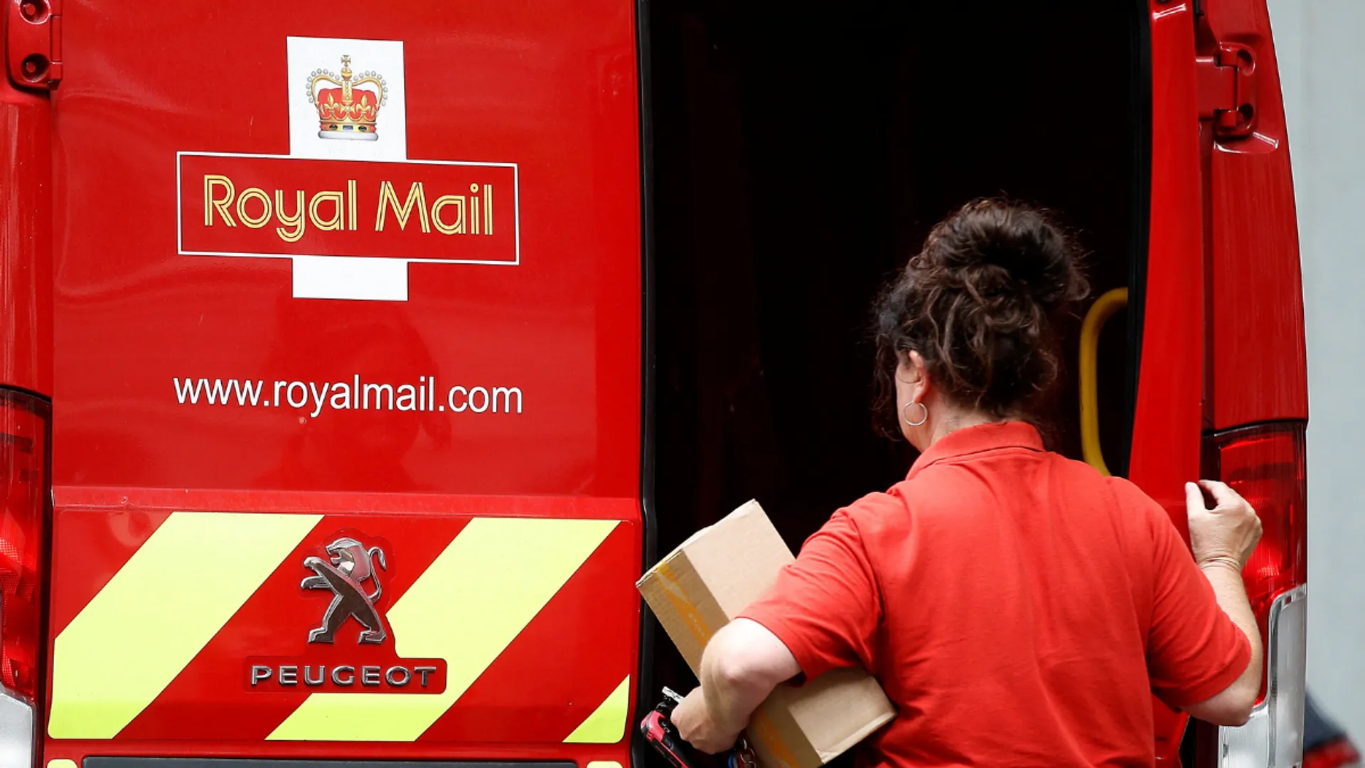 UK: Royal Mail ‘systemically failed’ to meet delivery requirement, say MPs