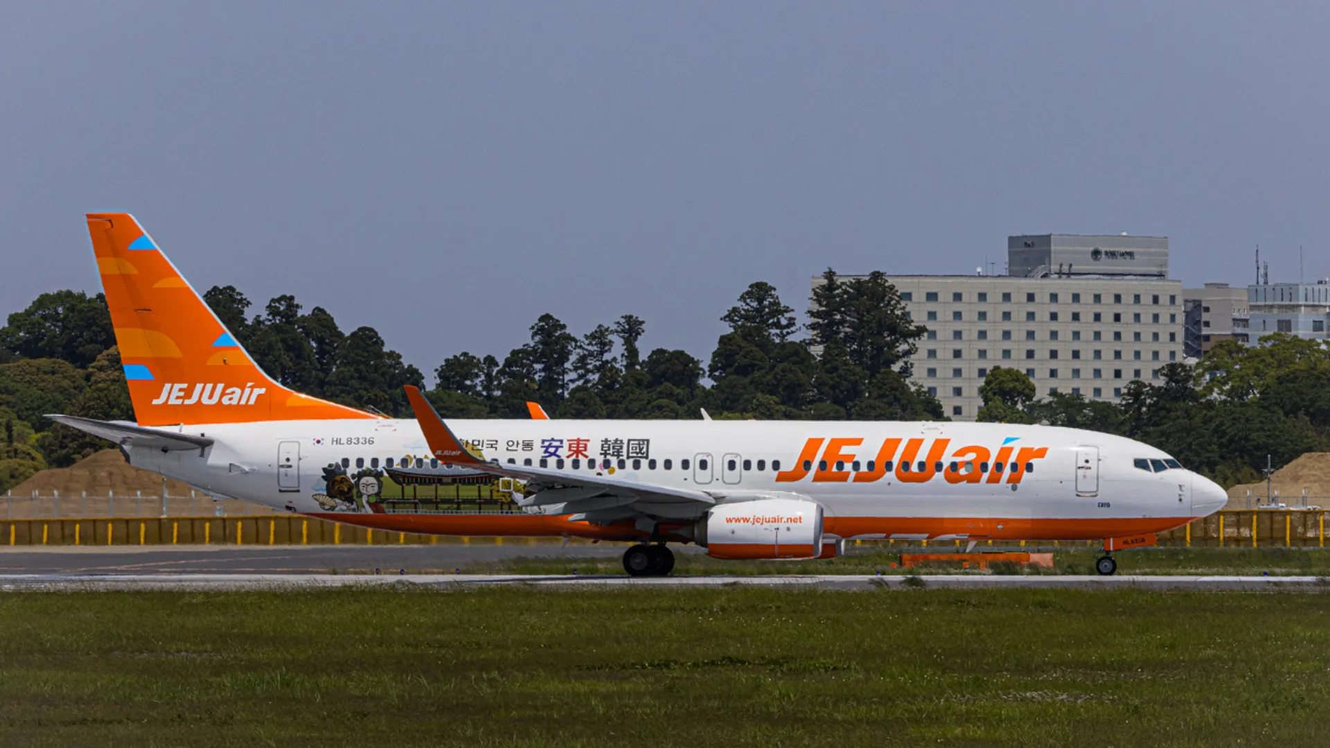 19-year-old on drugs tries to open plane door mid-flight; Flight crew uses lasso to 'subdue' passenger