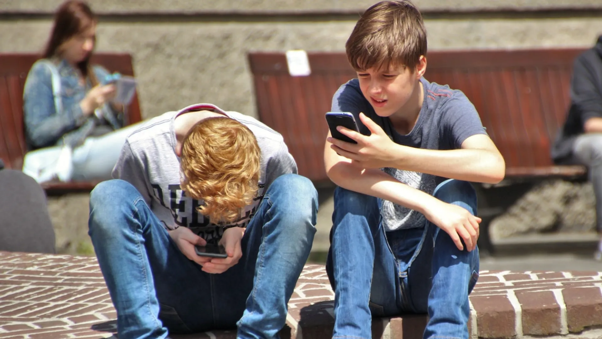Netherlands to ban mobile devices in classrooms from next year