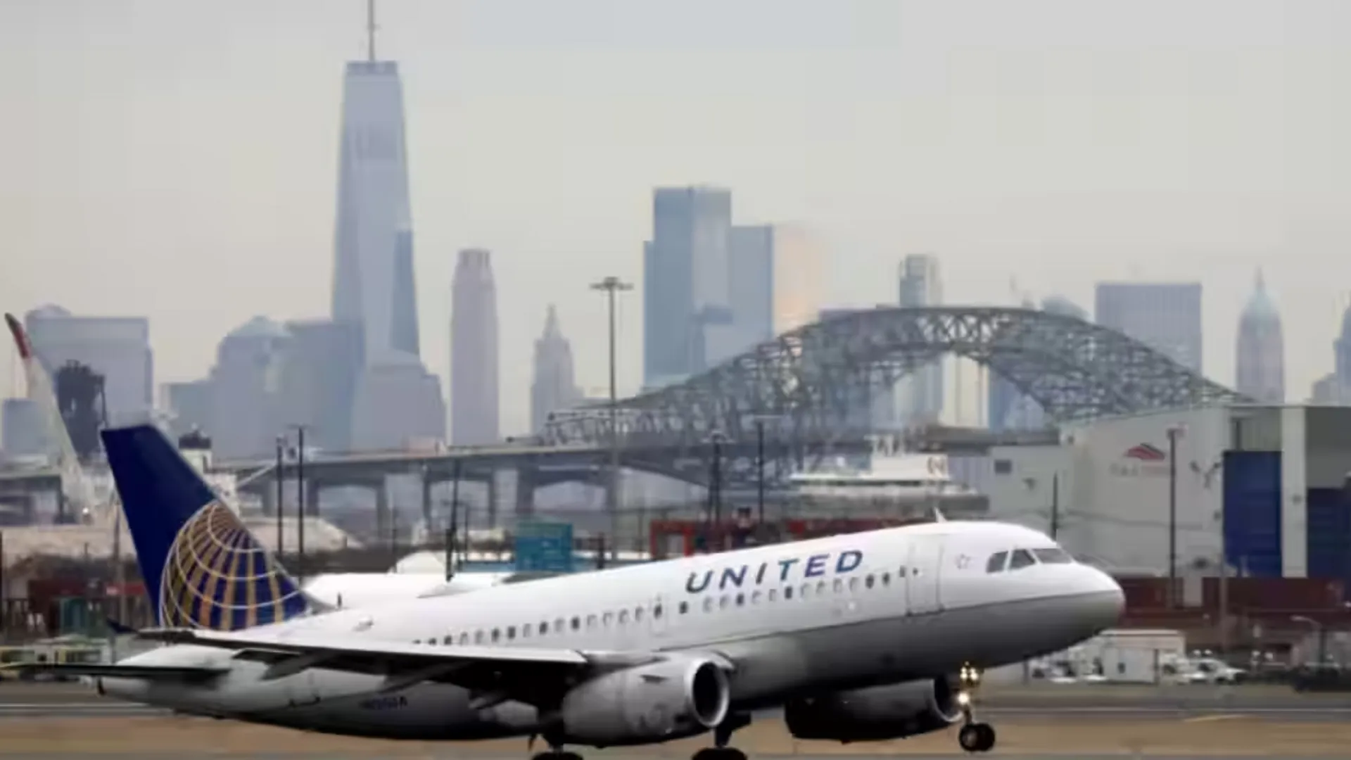 United Airlines flight to Rome plunges 28,000 feet in 10 minutes. Here's what happened