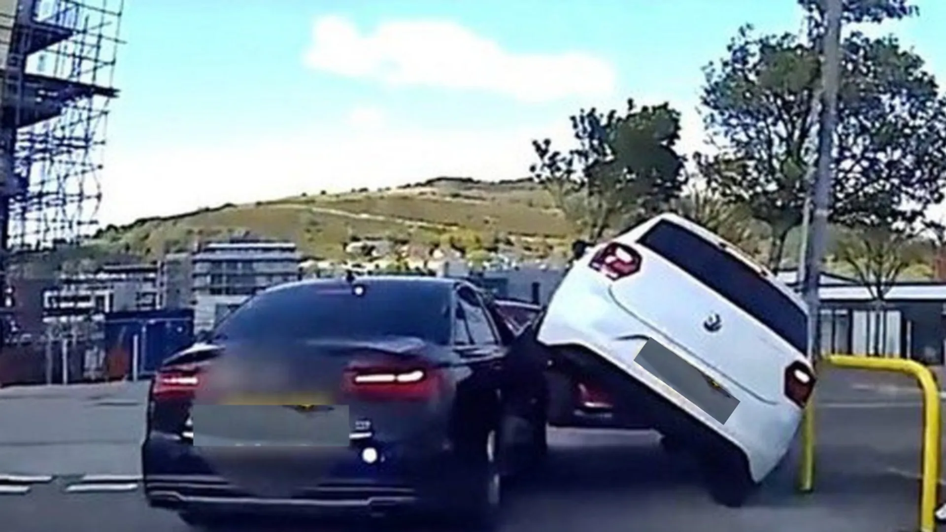 UK: Video captures fleeing drug dealers' car getting stuck amid police chase