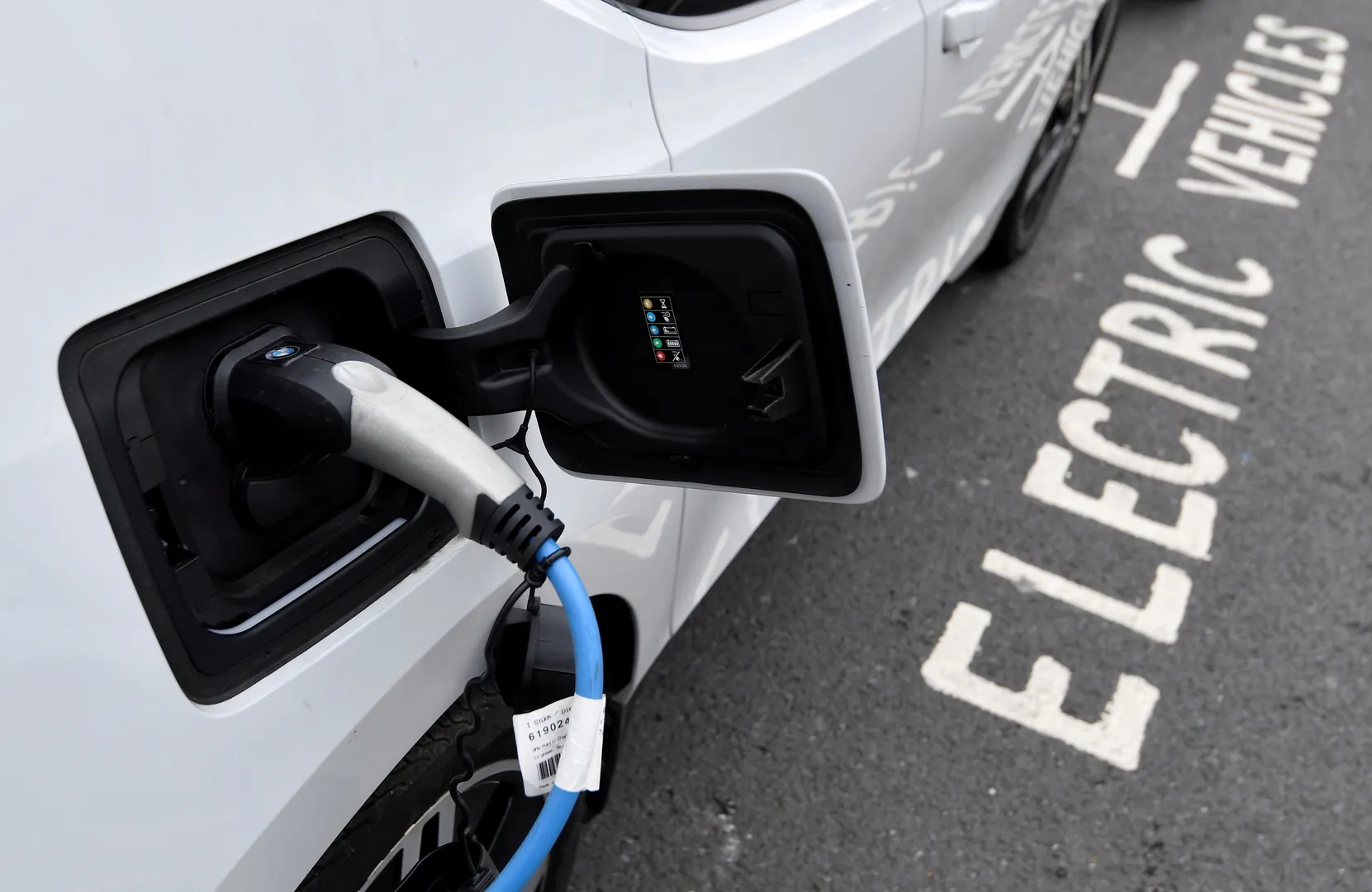 itselectric partners with Boston to expand curbside EV charging