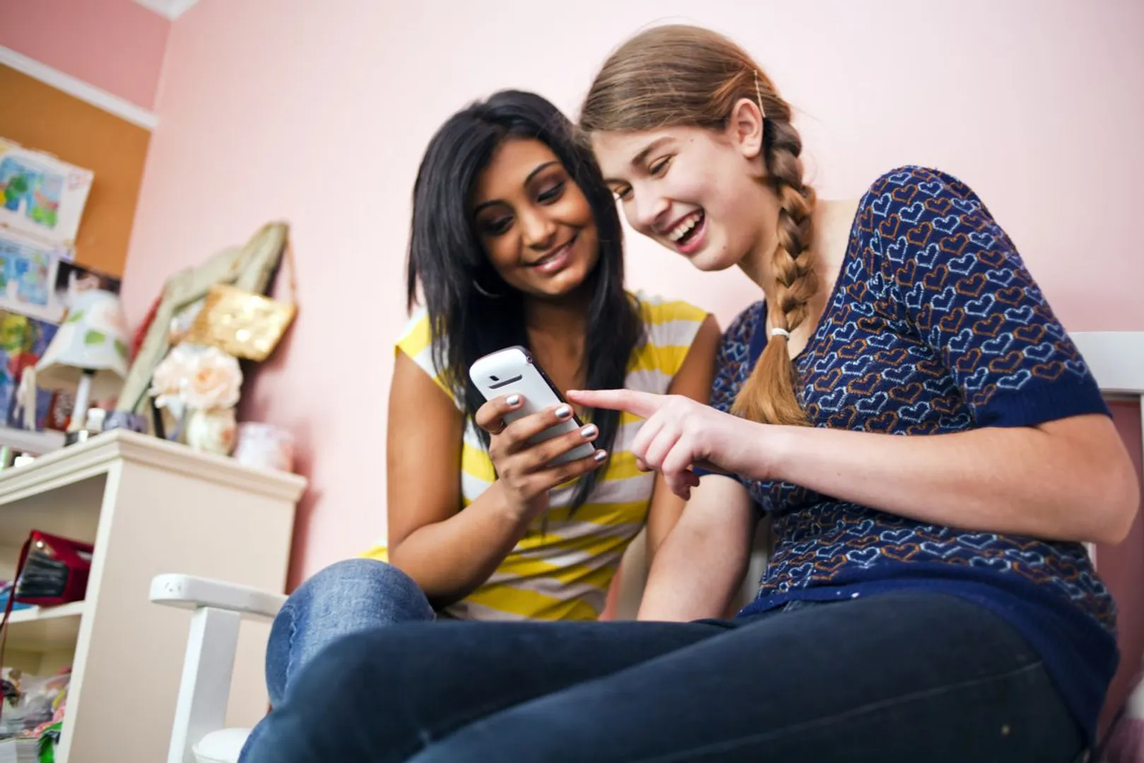 Using smartphone for over 4 hours a day linked to high stress, suicidal thoughts: Study